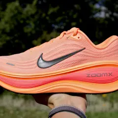 Pomarańczowe buty do biegania Nike z pianką ZoomX, idealne na długie dystanse.