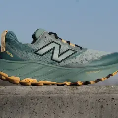 Buty New Balance Hierro v7 w kolorze zielonym z żółtą podeszwą.