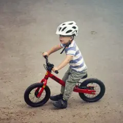 Kiedy uczyć dziecko jazdy na rowerze, aby uniknąć frustracji i strachu