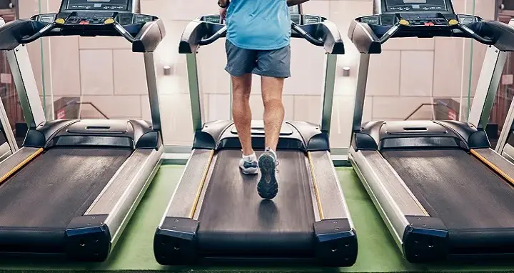 Czy bieganie na bieżni jest zdrowe? Odkryj jego zalety i wady