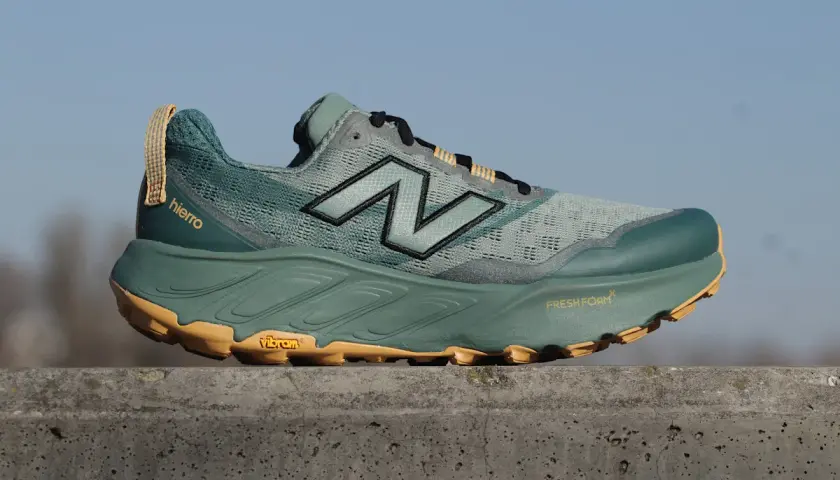 Buty New Balance Hierro v7 w kolorze zielonym z żółtą podeszwą.