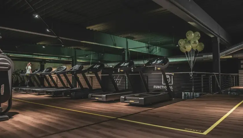 Jak robić cardio na bieżni, aby uniknąć kontuzji i osiągnąć wyniki