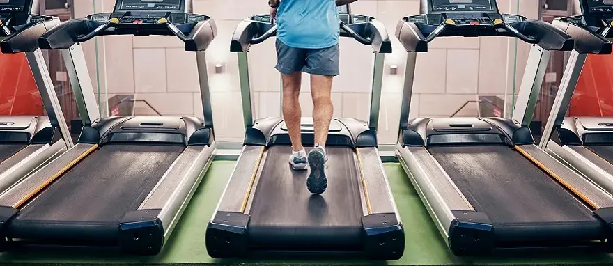 Czy bieganie na bieżni jest zdrowe? Odkryj jego zalety i wady